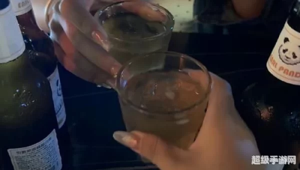 两个女人一个杯