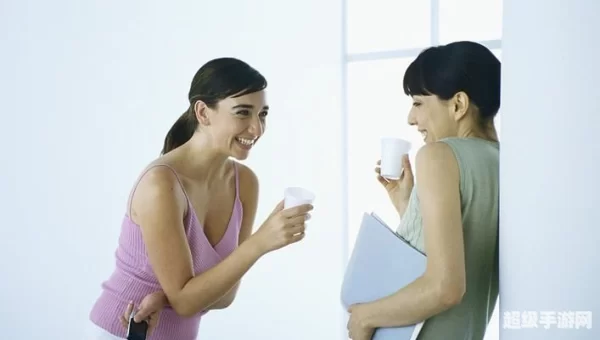 两个女人一个杯